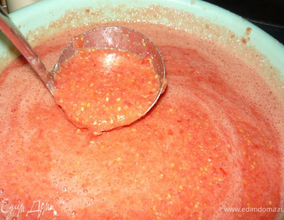 Пока помидоры вялятся, сердцевинки измельчить в блендере. (К сердцевинкам я отправляю и те помидоры, которые не прошли "фейс контроль", естественно после удаления подозрительных мест)
Туда же добавить чеснок - много! И соли тоже много! Готовый соус острый и соленый! Я для своих 10 кг использовала около 10 головок чеснока. 
Соус не требует никакой тепловой обработки, никакой стерилизации. Он прекрасно хранится в холодильнике до следующего лета. 
В принципе можно туда измельчить еще и перчик чили, но и без него соус изумительно хорош.  Очень вкусно добавлять его в борщ или в щи, да и просто так он изумителен! 