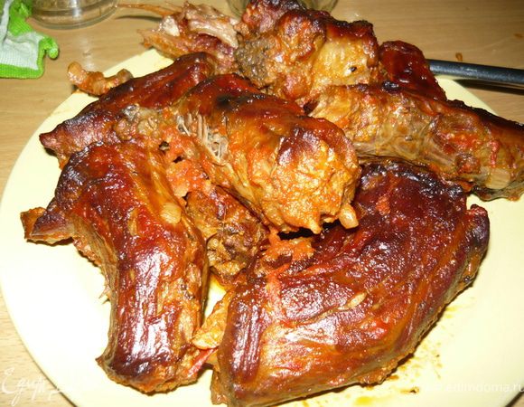 Когда мясо будет готово, достать его из соуса и отделить от костей - я так понимаю, что кости внутри хвоста быка - это позвонки. В общем, внимательно вынуть все позвонки, мясо вернуть в соус, посолить, поперчить, тушить 15 минут. Палочки корицы тоже надо вынуть. На картинке - как выглядят хвосты перед тем, как отделять мясо от позвонков. 