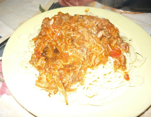 На этом я приготвление этого блюда закончила и подала его со спагетти, а в первоисточнике еще обжаривают на сливочном масле листики шалфея, отваривают ньокки, кладут их в получившееся рагу вместе с шалфеем, посыпают пармезаном и подают с аргентинским красным вином.
Впрочем, я немного слукавила, сказав что на этом закончила. Бокал красного вина у нас тоже был. 