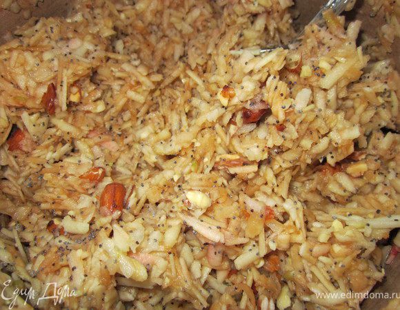 Яблоко очистить от кожуры. Натереть на крупной терке. Добавить орехи, мак. Орехи я порубила довольно крупно.