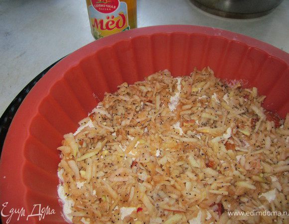 Насыпать ровным слоем на дно несколько ложек сухой смеси, сверху выложить такое же количество тертых яблок, полить слегка медом. Повторять слои. Последний слой сухая смесь, посыпать слегка. Верхний слой не должен быть слишком толстым,а то будет жесткая корочка.