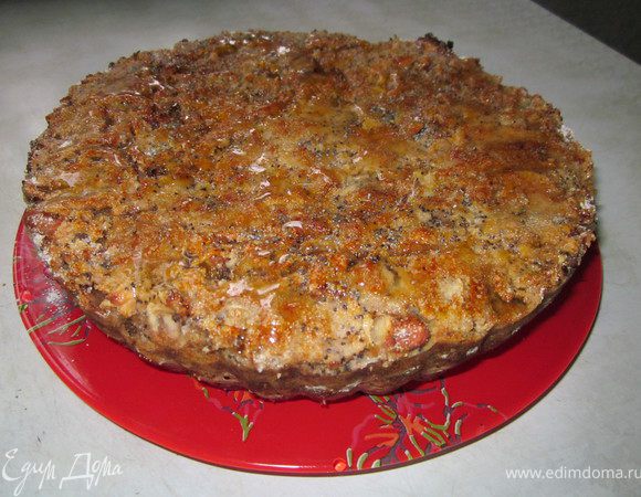 Выпекать при 180* минут 50, смотрите и ориентируйтесь по своей духовке. Готовый пирог должен быть золотистый. Я в конце температуру немного повысила, минут на 5-7. Остудить в форме, верх покрыть тонким слоем абрикосового джема.
Несмотря на простоту рецепта, вкус вас не разочарует, а просто удивит! И ни кто не поверит, что пирог постный и без масла. На манник ничуть не похож, скорее на медовый торт. Приятного чаепития!