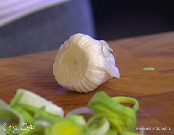 Чеснок почистить и тонко нарезать.