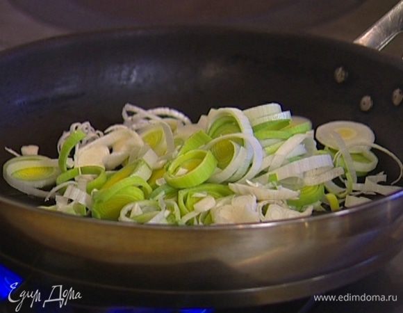 Разогреть в большой сковороде 1 ст. ложку оливкового и 1 ч. ложку сливочного масла и обжарить лук и чеснок до золотистого цвета. 