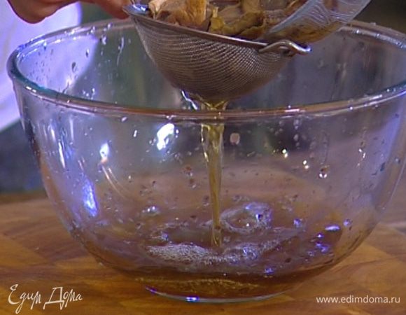 Слить воду, в которой были замочены сухие грибы, процедить ее и сохранить.