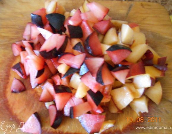  из сив и персика удалить косточки, и нарезать средними кубиками