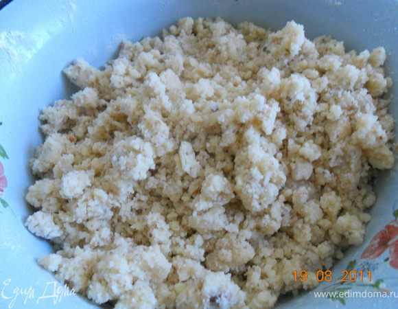 готовим штрейзель: 
миндаль измельчаем, смешиваем с сахаром, добавляем масло и муку, должна получится крошка