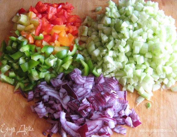 Огурцы и лук очистить,перцы очистить от семян.Все овощи нарезать мелкими кубиками. 