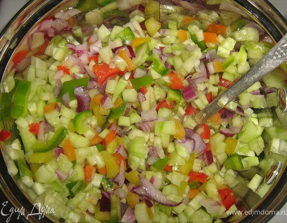 В кастрюле с толстым дном разогреть раст.масло,всыпать нарезанные овощи,обжарить,помешивая минут 7-8.