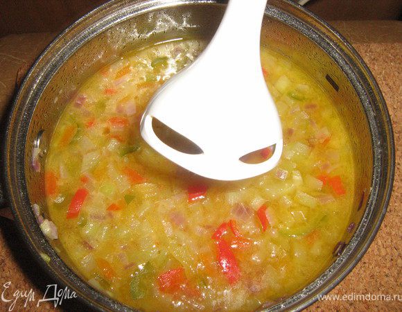 Влить бульон.довести до кипения и варить овощи 15 минут,до мягкости.Супу дать не много остыть и измельчить с помощью блендера.Приправить солью и перцем.