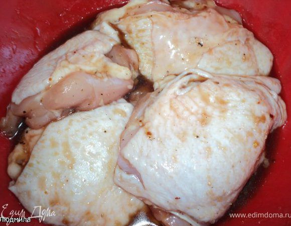 Куриные бедрышки посолить, поперчить, замариновать в смеси соевого соуса, меда и специй для курицы. Мариновать минимум 30 мин, можно больше.