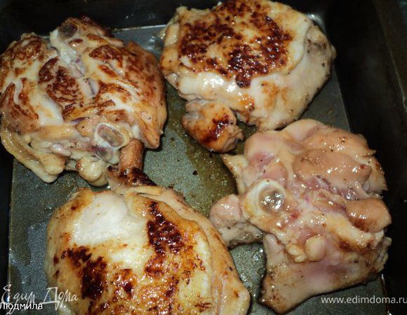 Курицу поджарить на сковороде с растительным маслом  до румяной корочки со всех сторон.Выложить курицу в форму для запекания, полить белым вином, закрыть фольгой и запекать в духовке при температуре 200 градусов 20-25мин.