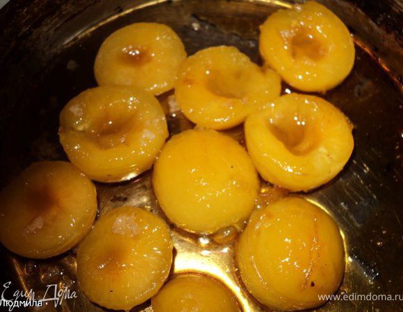 Оставшиеся сливы разделать на половинки и закамелизировать их на сковороде с 1 ст.ложкой сахара и 1 ч.ложкой воды. Сливы, которые тушились с курицей, протереть через сито и смешать с соусом в котом они тушились.