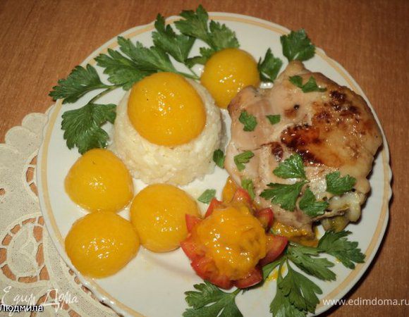 Курицу подавать с гарниром из риса, карамелизированными сливами, соусом из слив, зеленью.
