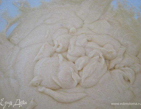 Миксером взбиваем размягченное масло с сахаром ,добавляя сюда яйца по одному.Затем добавляем муку,разрыхлитель,щепотку соли,не переставая взбивать.