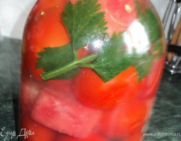 Залить два раза по 10мин кипятком, третий раз на слитой воде сделать маринад: добавить соль, сахар, уксусную эссенцию ( я добавила лимонную кислоту), залить помидоры, закатать и укутать.