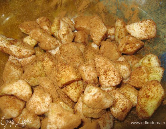 Почистить и порезать не большими кусочками маленькие яблоки.Полить их лимонным соком и посыпать корицей.