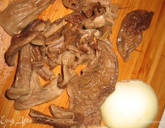 Предварительно замоченные в молоке грибы отварить.Измельчить и обжарить на сливочном масле.Лук мелко порезать и поджарить на растительном масле до золотистого цвета.Охладить и соединить грибы с луком.