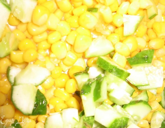 добавить мелко порезанные огурец яйца зеленьдобавить кукурузу майонез соль перец и все хорошо перемешать