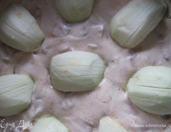 Чистим средние яблоки,разрезаем их на четыре части и удаляем сердцевину.Каждую четвертинку яблока тоненько надрезаем,но не до конца,чтоб она не развалилась.Все восемь надрезанных четвертинок выкладываем на пирог не вдавлиая их в тесто.