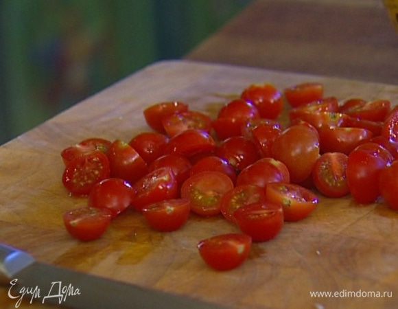 Помидоры черри разрезать пополам.