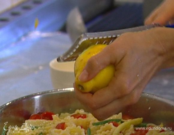 Цедру лимона натереть на мелкой терке, из половинки лимона отжать сок.