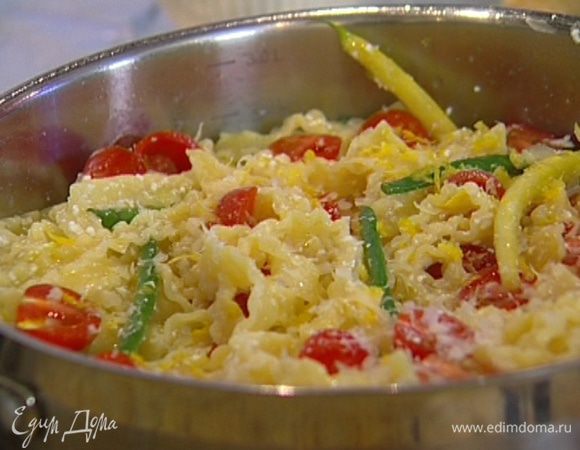 Соединить макароны с творогом, выложить в сковороду с фасолью, перемешать, добавить помидоры черри, немного воды, в которой варились макароны, немного оливкового масла, сок и цедру лимона. 