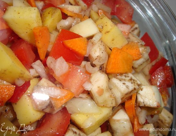 Хорошенько перемешиваем, заправляем оливковым (или другим растительным маслом, которое вы любите), накрыть крышкой и отправить в микроволновку. Сначала на среднюю мощность на 20 минут, а затем на самую высокую - на 10 минут. Если вы будете добавлять брюссельскую или цветную капусту (а можно и брокколи), то сделайте это за 10-15 минут до окончания приготовления, иначе нежная капустка расползется и будет невкусной.