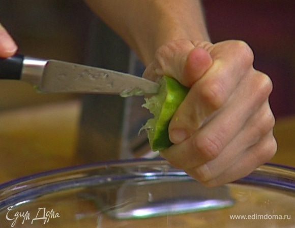 Из половины лайма и половины лимона выжать сок.