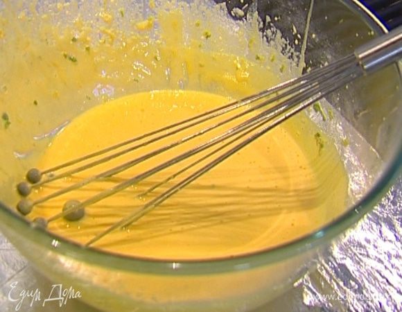 Поставить все на водяную баню и, непрерывно взбивая венчиком, прогревать, пока масса не загустеет.