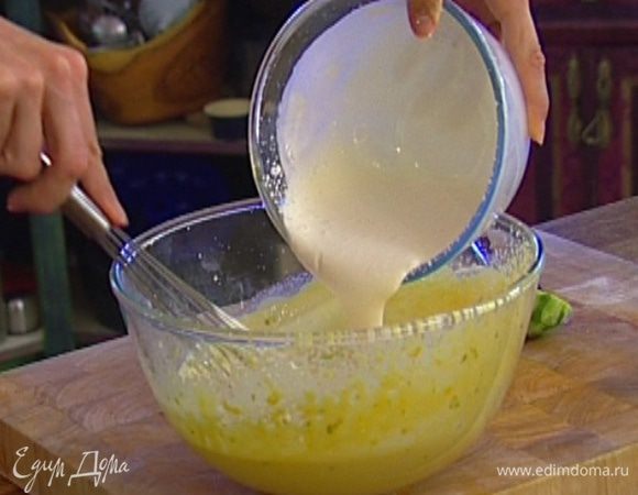 Соединить желтково-сахарную массу со сливками.