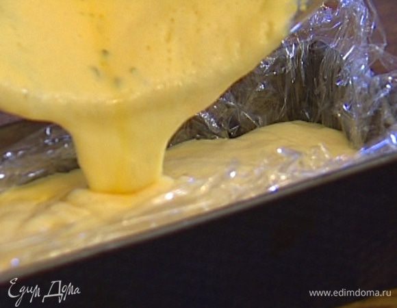 Длинную высокую форму выстелить пищевой пленкой и наполнить получившейся массой.