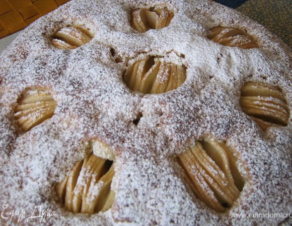 Готовый и не много остывший пирог посыпаем сахарной пудрой.