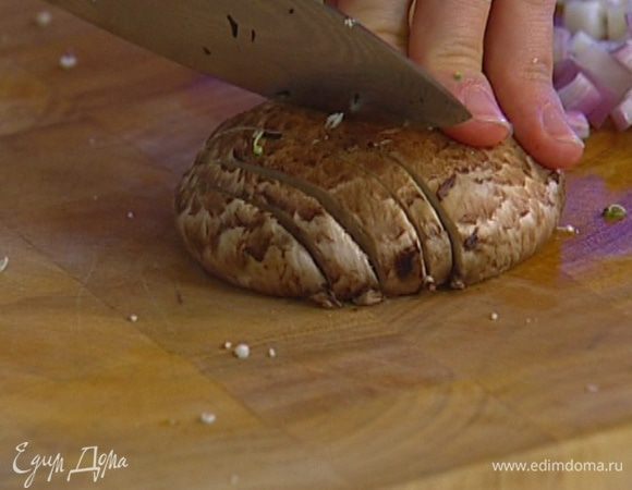 Лук, чеснок и грибы почистить и порубить, но не смешивать. 