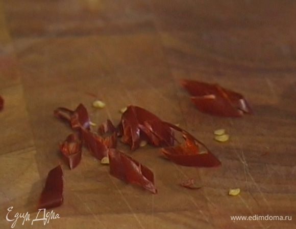 Перец чили растереть в ступке.