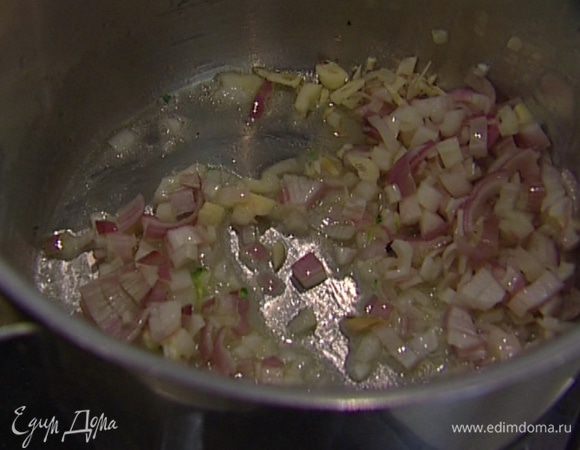 Разогреть в тяжелой сковороде оливковое и сливочное масло и обжарить лук до прозрачности.