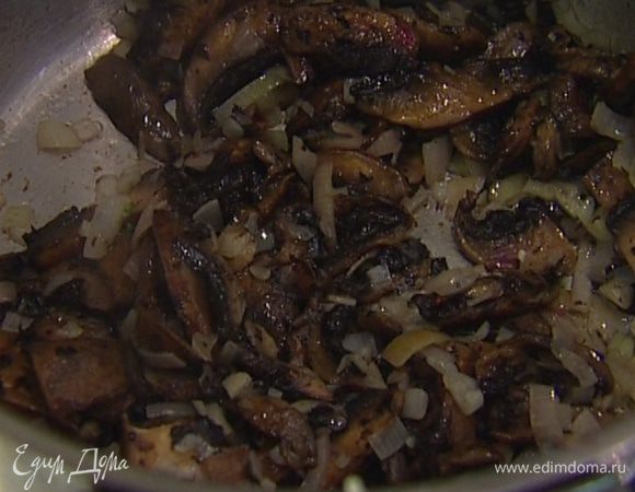 Добавить чеснок, перец чили и грибы, посолить и, помешивая, обжаривать на медленном огне около 10 минут, до готовности грибов.