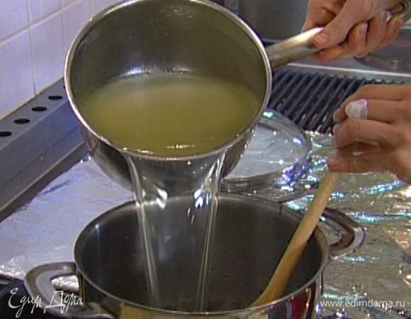 Влить бульон. 