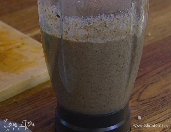 Взбить в блендере оставшиеся половинки брокколи, цветную капусту и грибы вместе с бульоном. 