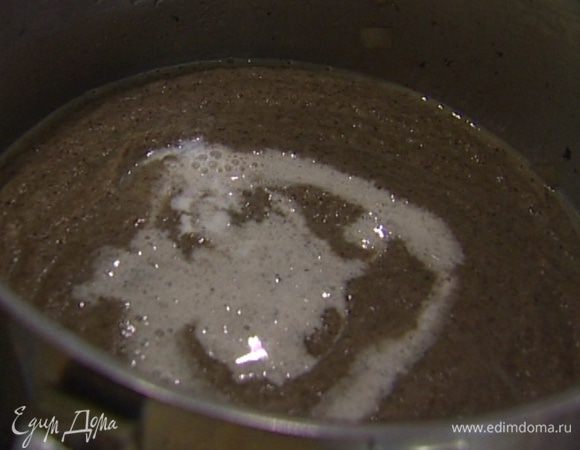 Влить во взбитый суп сливки и прогреть его.