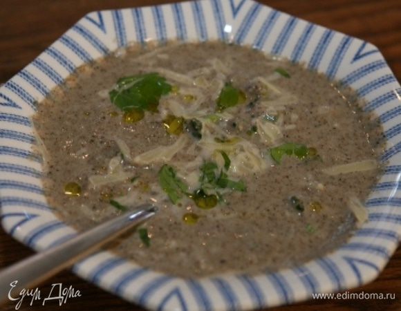 Добавить в суп верхушки брокколи и петрушку, присыпать сыром и подавать.
