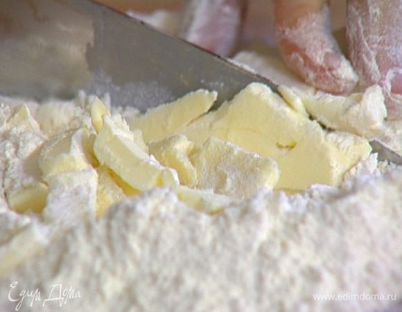 Приготовить тесто: порубить ножом 100 г предварительно охлажденного масла вместе с мукой, добавить щепотку соли, 2 ст. ложки ледяной воды и замесить.