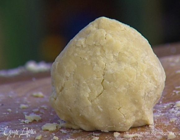 Скатать тесто в шар, завернуть в пищевую пленку и отправить в холодильник на 20−25 минут.