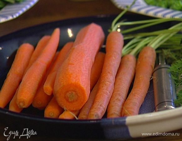 Лук и морковь почистить.