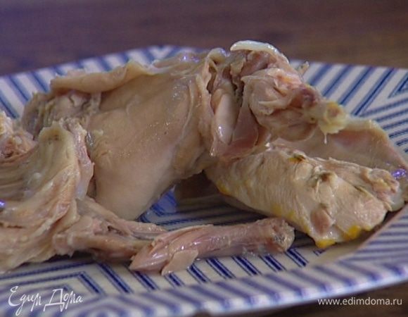 Тушку кролика залить водой, добавить 1 луковицу, 1 морковь, посолить и отварить.