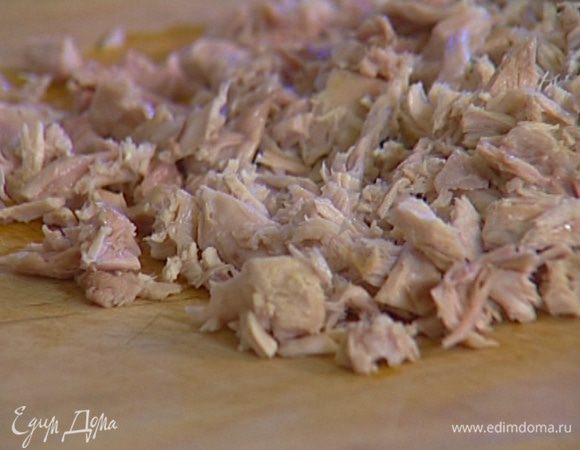 Удалить все косточки и порубить мясо кролика довольно крупно. Бульон сохранить.