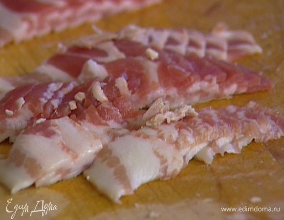 Бекон нарезать полосками.
