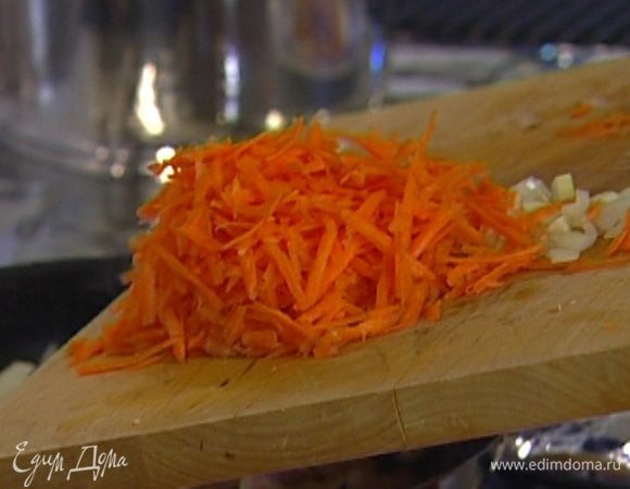 Морковь натереть на крупной терке.