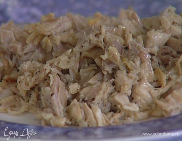 Растопить в сковороде оставшееся сливочное масло и обжарить кусочки кролика, влив немного бульона, в котором он варился, посолить, поперчить, перемешать и переложить на тарелку.