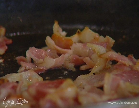 В той же сковороде обжарить до золотистой корочки бекон.